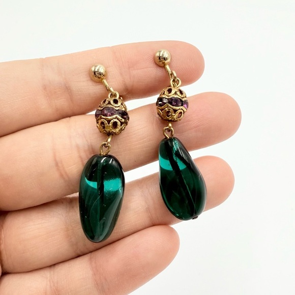 Rare Vintage Gold Tone with Emerald Green Twisted Teardrop Clip On Earrings - Picture 1 of 6